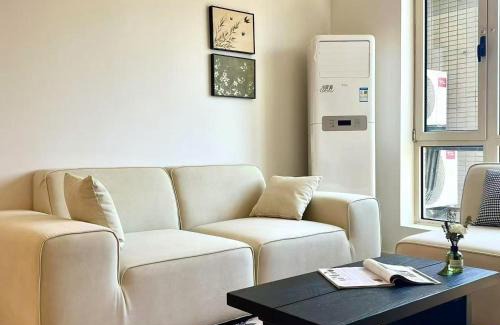 Huangpu Apartment | Urban Hub Bund Art Deco 3Bedroom Enjoy the View of Shanghai with Balcony