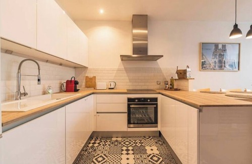 Hincmar House | Urban loft with private garden - hyper center