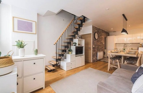 Hincmar House | Urban loft with private garden - hyper center