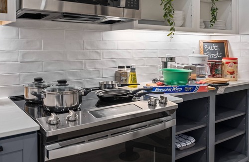 Civil Rights Historic District Apartment | Urban Oasis DT Apartment Loft l Gym+Rooftop+Parking! Sleeps 4n