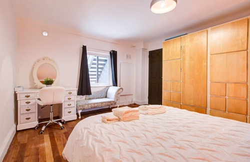 Lambeth Apartment | Urban Oasis Flat in Brixton Perfect for Couples