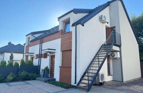 Kornik Apartment | Uroczy apartament z dostępnym parkingiem i ogrodem