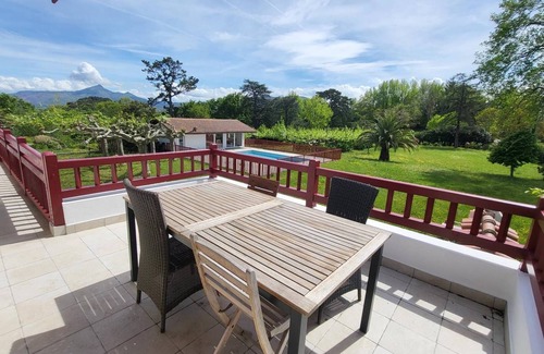 Behobie Apartment | Urrugne, au 1er étage d'une propriété Basque appt 5 pièces, piscine