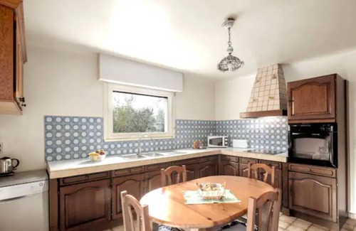 Behobie Apartment | Urrugne Centre, Grand Appart Jardin-terrasse-vue Montagne-wifi, Près de Tout!