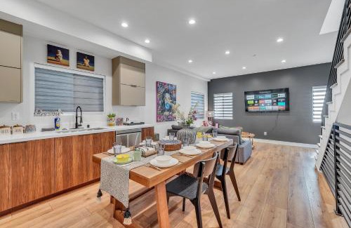 Sherman Oaks House | Luxe Townhome Newly-Built