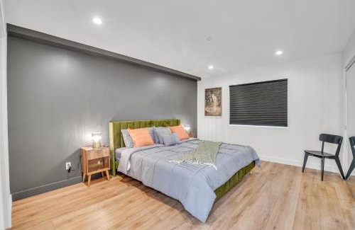 Sherman Oaks House | Luxe Townhome Newly-Built