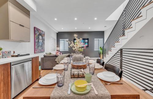 Sherman Oaks House | Luxe Townhome Newly-Built