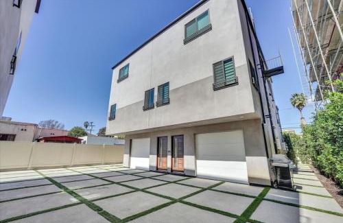 Sherman Oaks House | LA Haven Spacious Townhome