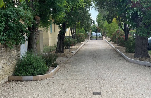 Uzes Apartment | Uzès : L'Olivier apartment in a farmhouse 10 minutes' walk from the town center