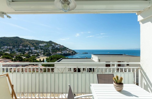 Almadraba-Canyelles Apartment | V014 - Santa Barbara, Apartamento reformado con vistas al mar.