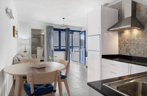 Caleta de Sebo Apartment | Vacation Apartment 'Toledo' with Sea View, Private Terrace and Wi-Fi
