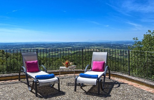 Civitella in Val di Chiana House | Vacation home for 9 guests with 350m² in Civitella In Val Di Chiana (295197)