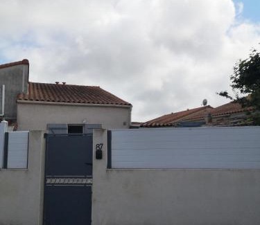 Vic-la-Gardiole House | Vacances à Vic avec piscine collective
