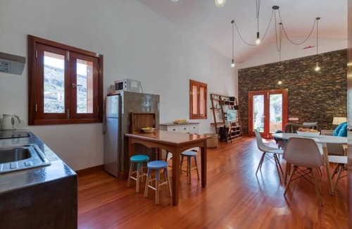 Montana la Data House | Vacation Home 'Paisajes Rurales Y Piscina Privada' with Mountain View, Wi-Fi and Air Conditioning
