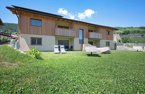 Feldthurns Apartment | Vacation Apartment "Teutenhofer Kastanie" on the Farm with Mountain View