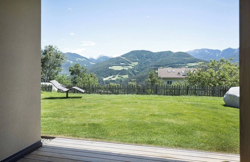 Feldthurns Apartment | Vacation Apartment "Teutenhofer Kastanie" on the Farm with Mountain View