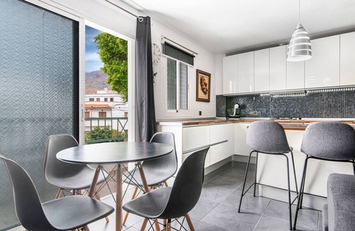 Agaete House | Vacation Home 'Bright' with Mountain View, Balcony and Wi-Fi