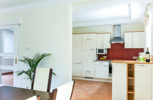 Poertschach am Woerthersee House | Vacation home on Lake Wörthersee in Pörtschach, garden, terrace, private lake access