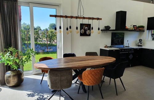 Heeg House | Vacation home on the water with boat, air conditioning, sauna, bike, SUP and BBQ