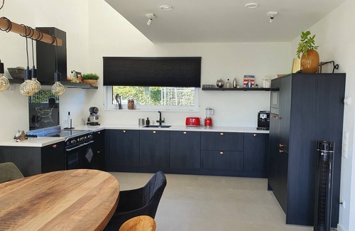 Heeg House | Vacation home on the water with boat, air conditioning, sauna, bike, SUP and BBQ