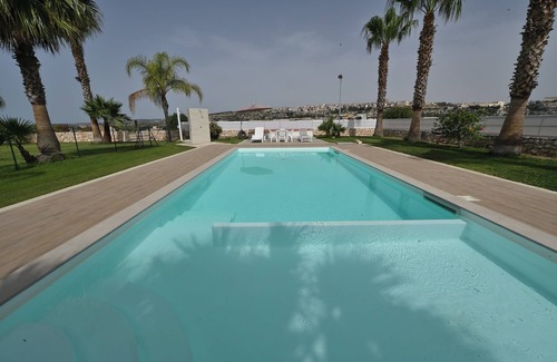 Ispica Villa | Vacation home with swimming pool (shared) with wide views and absolute tranquility.