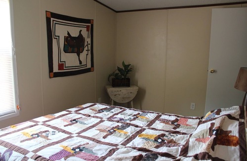 Black Cabin | Vacation in the beautiful ozarks, horse back riding, fishing, floating