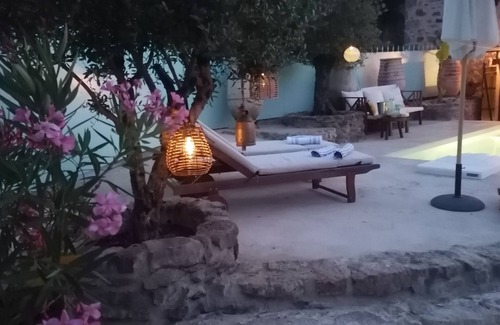 Planioles House | Vacation lodge with relaxation pool for two with stunning views- Figeac