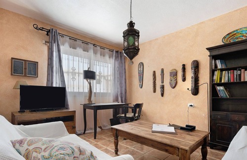 Alcala House | Vacation Rental Casa Manus with Terrace & Wi-Fi