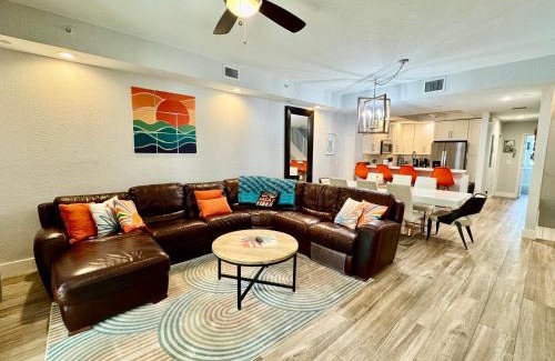 Rock Harbor House | Vacay Vibes-2 Pools, Pickleball, Coffee Bar, 2 Jacuzzis, Food Truck