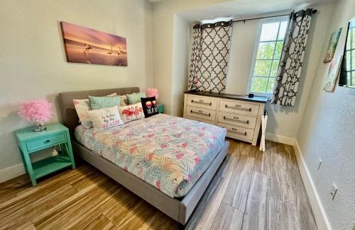 Rock Harbor House | Vacay Vibes-2 Pools, Pickleball, Coffee Bar, 2 Jacuzzis, Food Truck