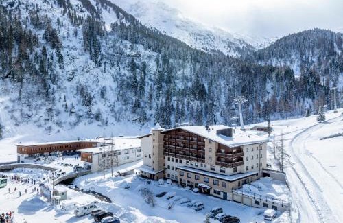 Hintertux Hotel | VALARA - Alpine Art Hotel
