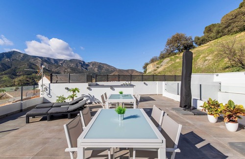 Carratraca Apartment | VALERIA HYDROMASSAGE ROOM WITH MOUNTAIN VIEWS