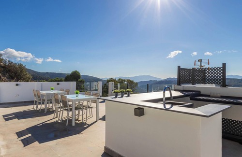 Carratraca Apartment | VALERIA HYDROMASSAGE ROOM WITH MOUNTAIN VIEWS