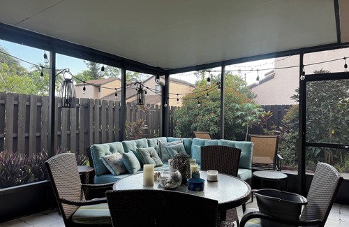 Villas House | Valerie’s Villa - free WiFi - 3 tv’s - 15 mins to beach - 30 second walk to pool