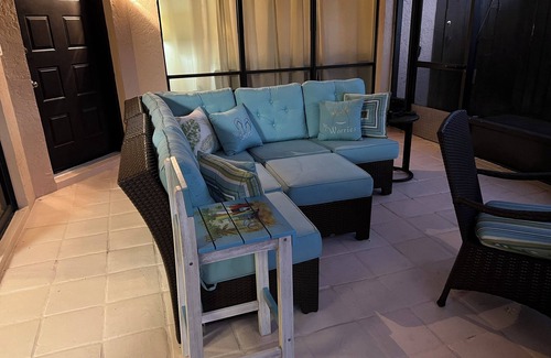 Villas House | Valerie’s Villa - free WiFi - 3 tv’s - 15 mins to beach - 30 second walk to pool