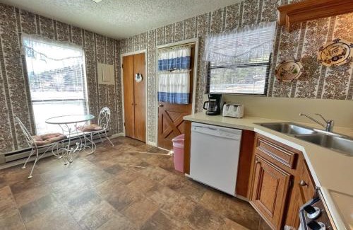 Red River House | Valley Condo 101 Creekside - End Unit - Wi-Fi - Hot Tub - Fireplace - Washer - Dryer - Playground