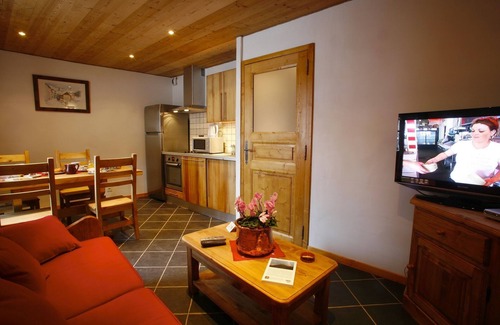 Valloire Apartment | Valloire center. Luxury apartment for 4 persons close to the slopes, ski school.