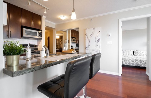 Crosstown Apartment | Vancouver condo: surreal water/mountain/harbor views 2Beds/2BA