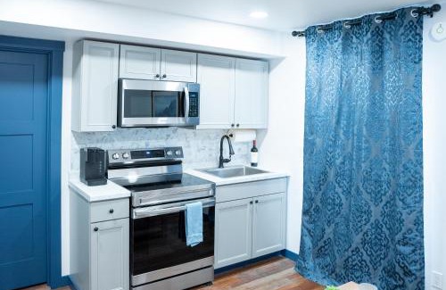 Palmer Hotel | Vasanoja Suite 102, Hyland Hotel