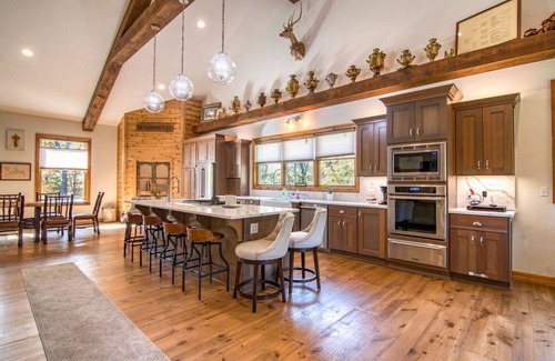 Blue Eye House | Vaulted Ceilings, Gourmet Kitchen Appliances, Hot Tub, Car Charger, Private, Comm Pool