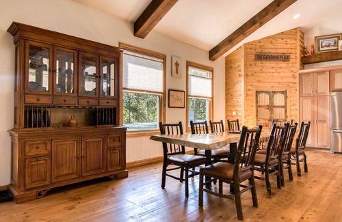 Blue Eye House | Vaulted Ceilings, Gourmet Kitchen Appliances, Hot Tub, Car Charger, Private, Comm Pool