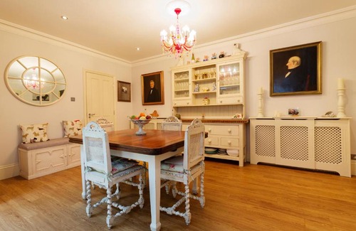 Munster House | Veeve - Kingwood Character