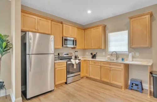 Gastonia House | VELVET CHIC 2 bed/1 bath - Near FUSE and Downtown