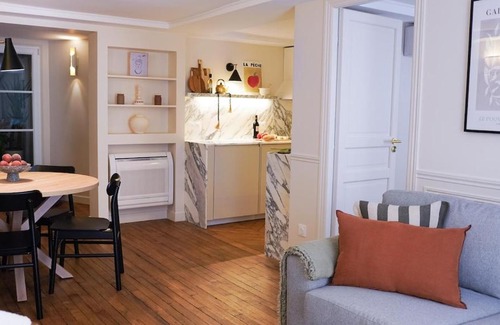 Quartier de la Place-Vendome Apartment | VENDOME Parisian elegance with a patio