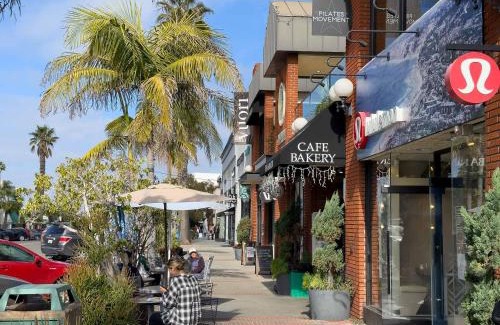 University City Apartment | -Venetian Vacation La Jolla one bedroom condo luxury furnished central near beach and UTC mall