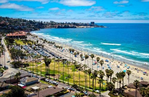 University City Apartment | -Venetian Vacation La Jolla one bedroom condo luxury furnished central near beach and UTC mall