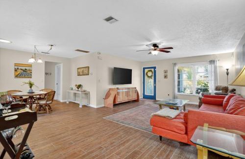 South Venice Apartment | Venice Getaway, Minutes to Beaches & Downtown