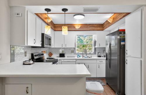 South Venice Apartment | Venice Getaway, Minutes to Beaches & Downtown