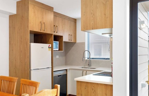 Mangere House | Ventura Retreat Townhouse with Parking and Patio
