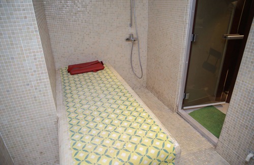 Al Muraqqabat Hotel | Versailles by Vieras